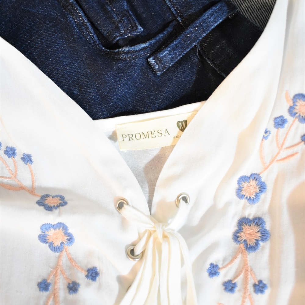 Promesa Crop Tank Top Flower Detail - Picture 3 of 5